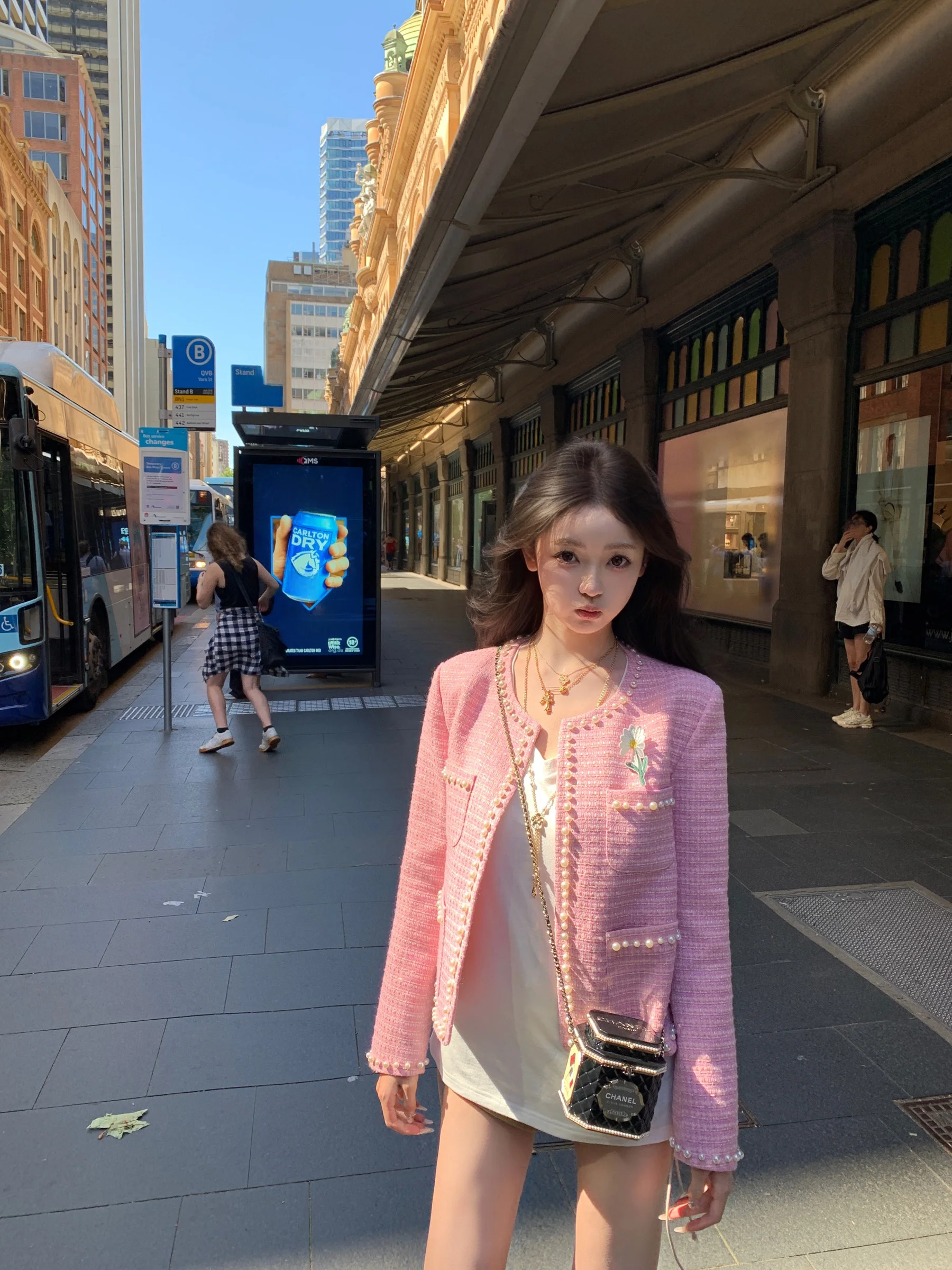 20代後半女性が選ぶ、通勤とカフェで使える「白いTシャツ」はどれがベスト？