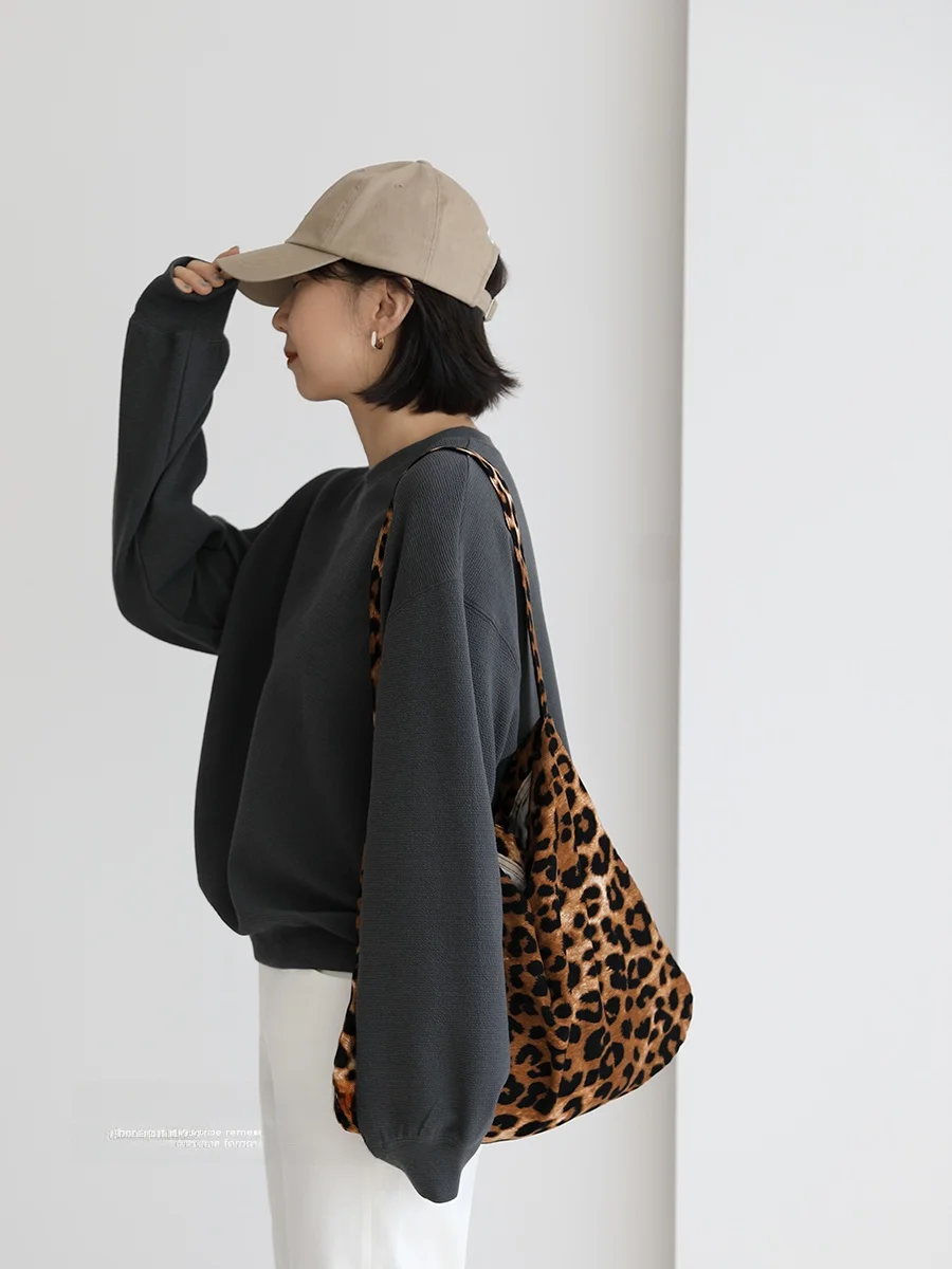 大人可愛い服 50代コーデ｜ミルクブルークラウドパーカーで実現する心の余裕