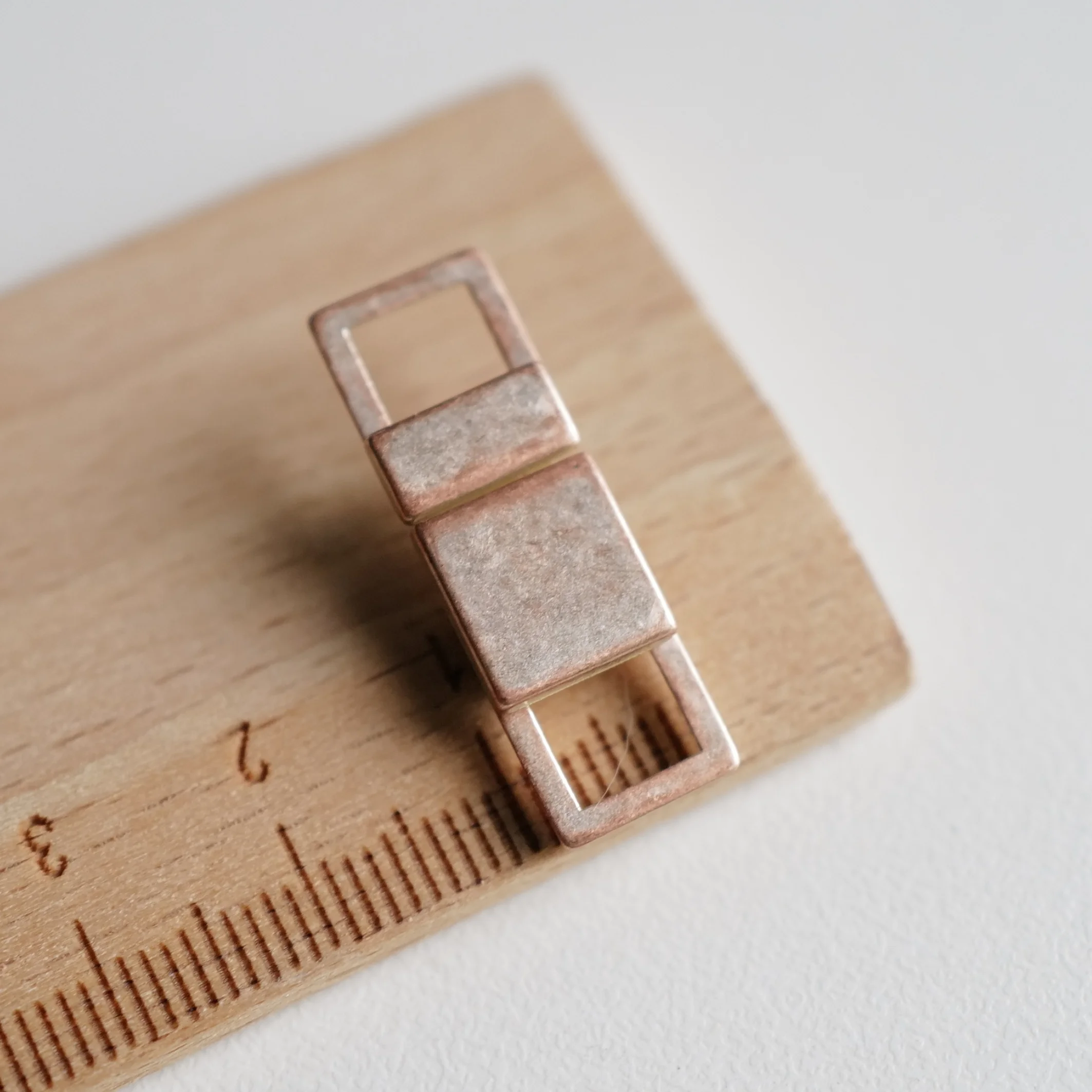 くるみバックル モバイルタイプ：6mm孔径28mm幅のアンティーク風ローズゴールド小型四角形バックルの実用性と耐久性
