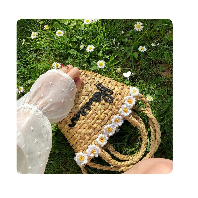 手編みバッグ 夏にぴったりのデザインは？ひなぎくデザインの草編みビーチバッグが解決する