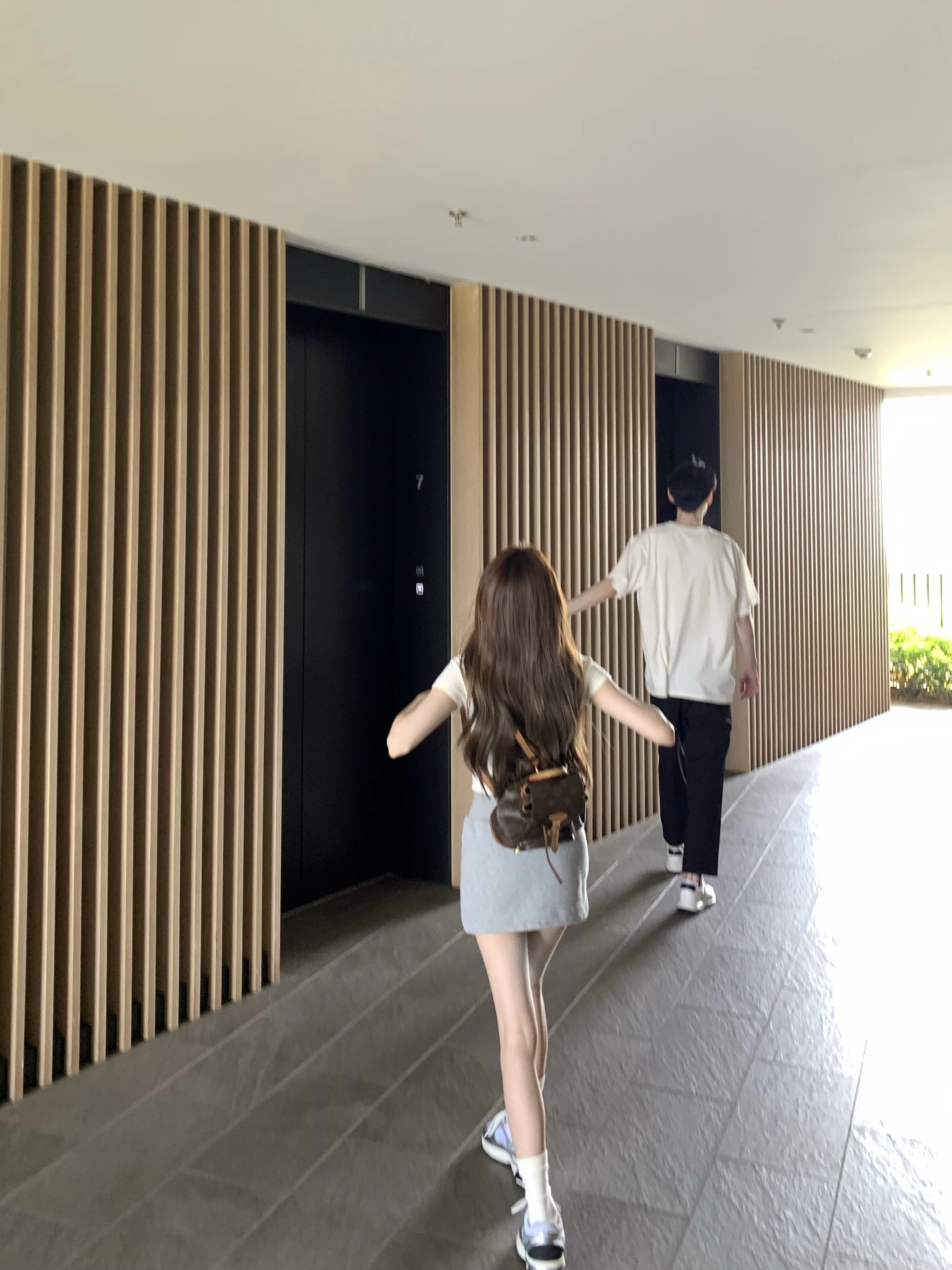 COOLLINE グレーのレディーススカートパンツ：ウエスト60cmで実現するA字シルエット補正デザイン