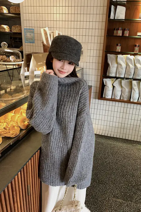 高級感あふれるグレーのハイネックニットトップス【秋冬用・ルーズフィット・ミディ丈】