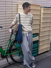 レトロなカラーストライプのルーズフィットクルーネックニット