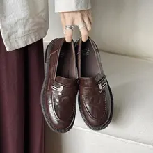 レトロでかわいいデザインの厚底ローファー【金属バックル付き・ファッション性抜群】