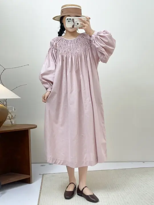 灯籠袖のゆったりシルエットの大きいサイズのラウンドネックワンピース【コットンリネン・春用・甘いデザイン】