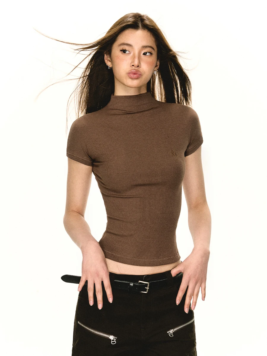 大人可愛い服 40代コーデの秘密：ハイネックTシャツで自然なスタイルを実現