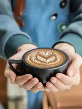 シンプルなデザインの  ラテアート用陶器コーヒーカップとソーサーセット【極上の柔らかさ・二百八十ミリリットル】（セットアップ対応）