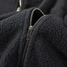 深灰色の重厚感あるフリースジップフードパーカー【冬用・ユニセックス・ゆったりしたデザイン・保温性】