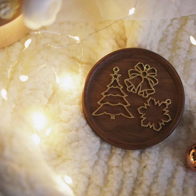 クリスマス飾り 鈴のミニペンダント：雪の花デザインで手作りに最適なリボン付きペンダント