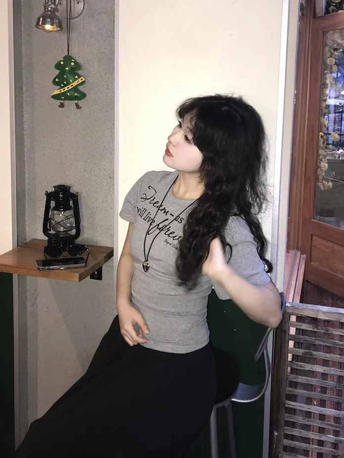 チャコールグレーTシャツはどんな色か？実は「薄いグレー」が通勤や日常で最も優しい理由