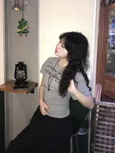 グレーの短袖Tシャツ【アメリカンヴィンテージ風・ロゴプリント・シンプルコーデ・細見え効果】