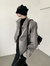 個性的なデザインのショートジャケット【肩パッド・メタリック仕上げ・ノーカラースタイル】