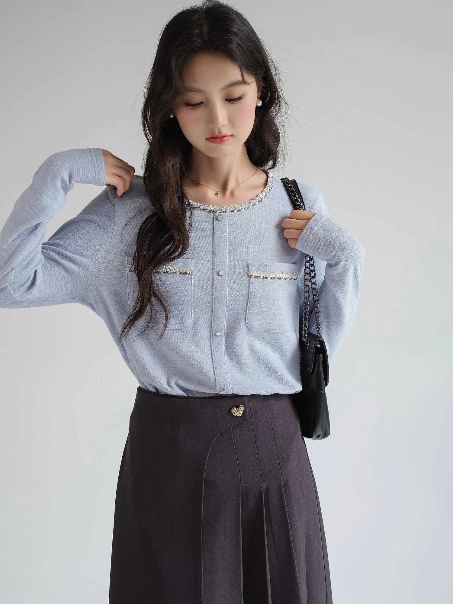 エlegantな長袖Tシャツ：コットン混紡素材で通勤シーンに最適なカジュアルスタイル