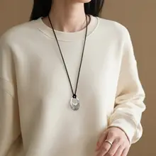 ユニークデザインの水滴型ペンダントネックレス【ブラックコード・ロングタイプ・ニットアクセサリー】
