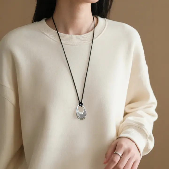ユニークデザインの水滴型ペンダントネックレス【ブラックコード・ロングタイプ・ニットアクセサリー】