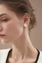 美しい山茶花のイヤリング【秋冬用・高級感・S925純銀ピン】