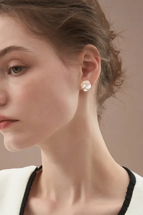 美しい山茶花のイヤリング【秋冬用・高級感・S925純銀ピン】