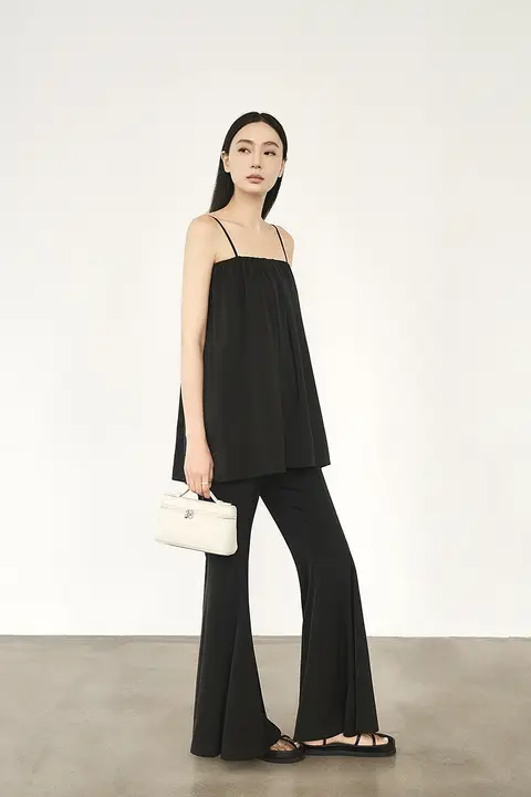 エレガントなフランス風光沢感のあるビスチェトップとタイトなフレアパンツ（セットアップ対応）