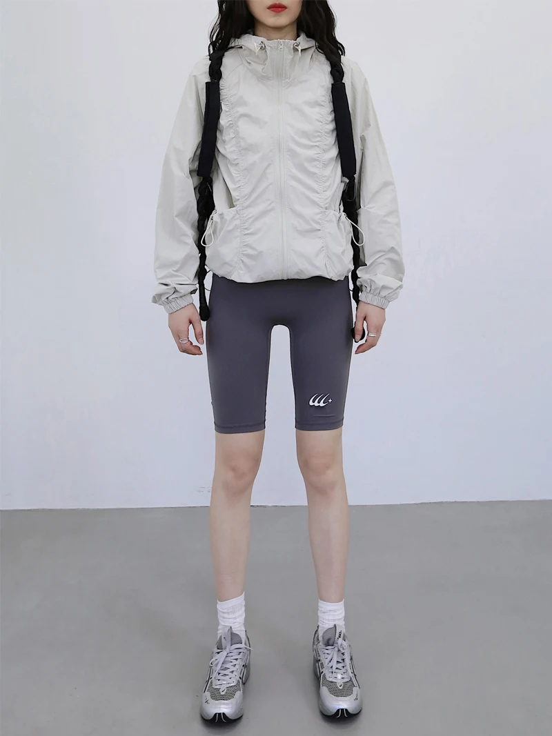 軽量なレディース登山ジャケット：春秋用の多機能ウインドブレーカーで防紫外線と通気性を実現