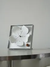 かわいいデザインの金属製フラワーテーブルクロック【北欧風・シンプルな掛け時計】