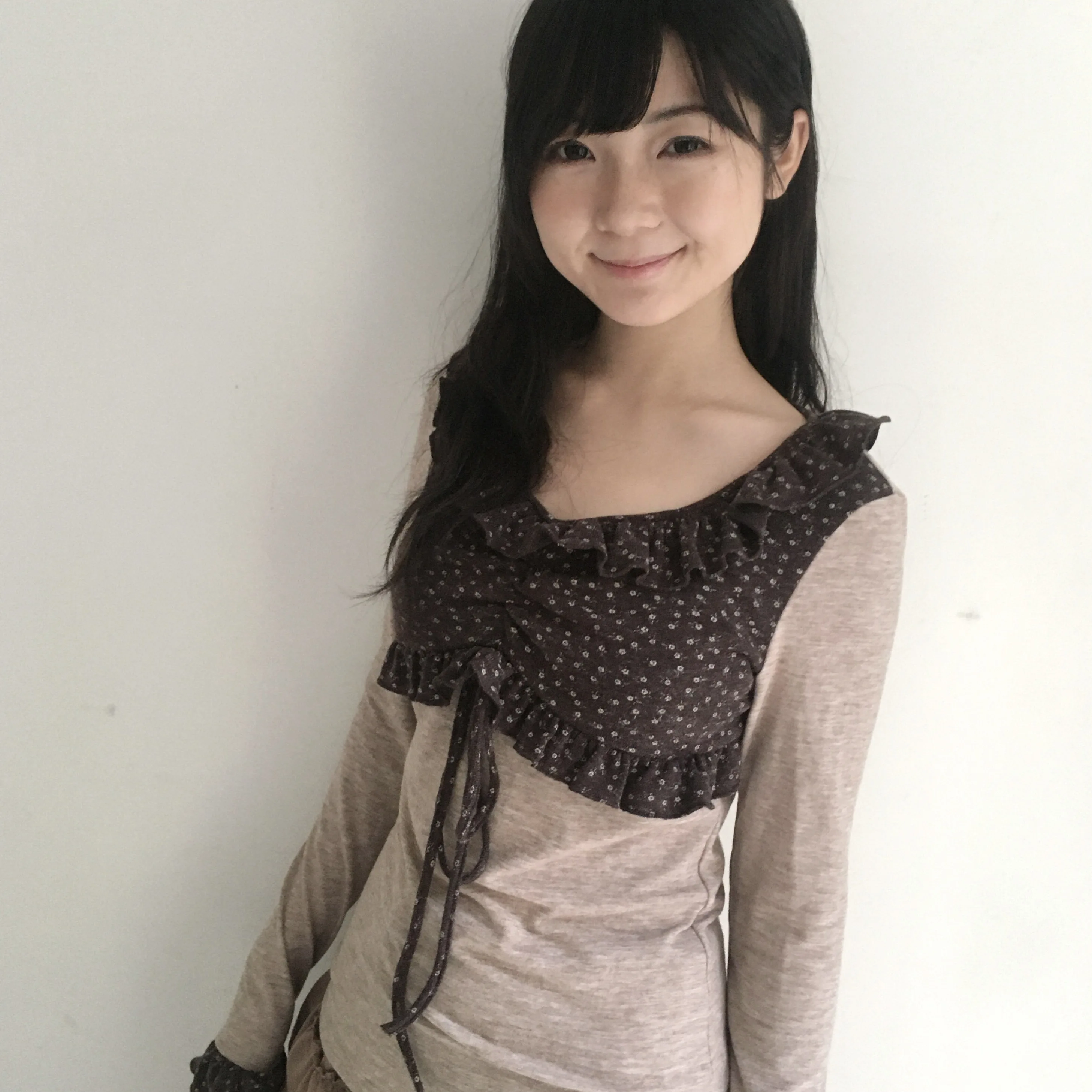 レトロデザイン フリル付きリボンブラウス：長袖・ウエストシェイプで女性らしさを表現する着方のガイド