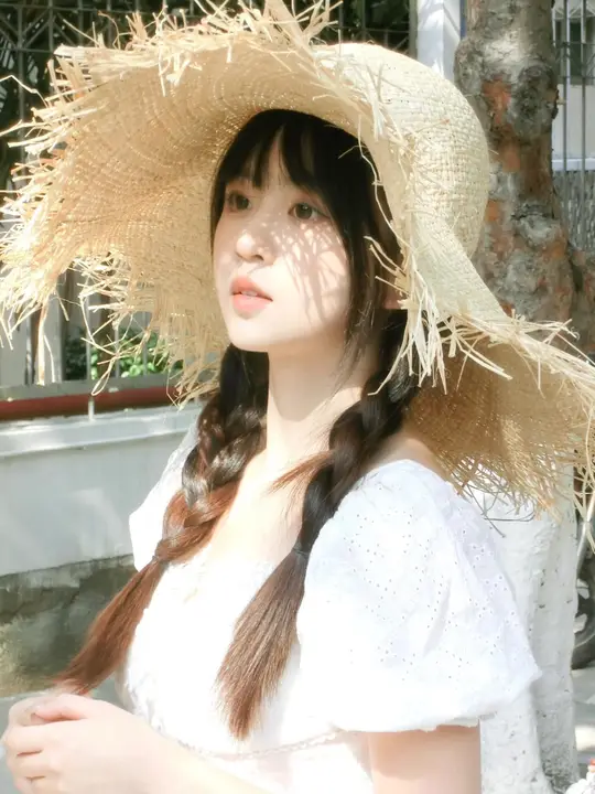 ビーチリゾート用大きなつばのラフィア編みハット【日焼け防止・透かしデザイン・女性用】