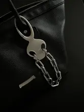 キーホルダー バッグチャーム エイリアンモチーフ パンク風 楕円形 チェーン付き ウエストポーチ用 ストリート 個性的 「RV」