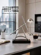 高級感あるデスクトップ装飾用ニュートンの揺れ動くオブジェ