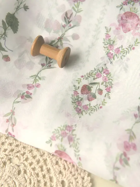 薄手のシフォン生地【イチゴ柄・ロリータ風・衣装用】