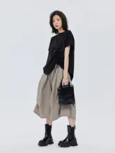 アシンメトリータックデザインのハイウエストフレアスカート【ウエストゴム・中長丈・不規則なデザイン】