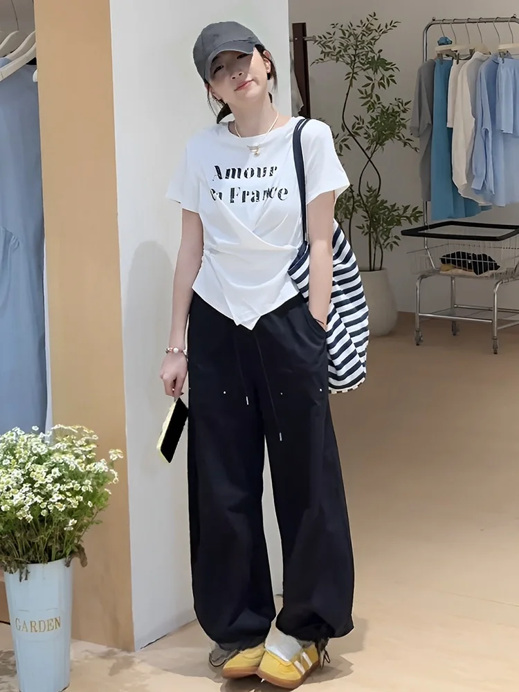 ワイドパンツとトップスを組み合わせるとき、どうやって着こなすのが自然か？