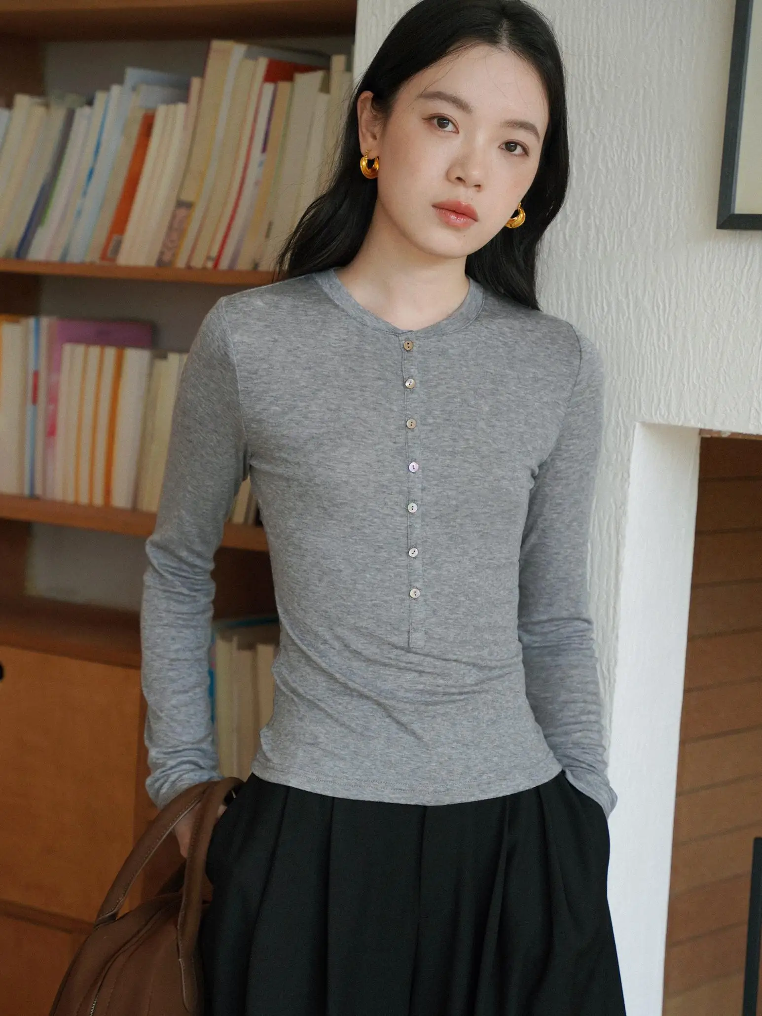 ママコーデの基本スタイルとは？ヘンリーネックTシャツで失敗しない秋のコーデを徹底解説