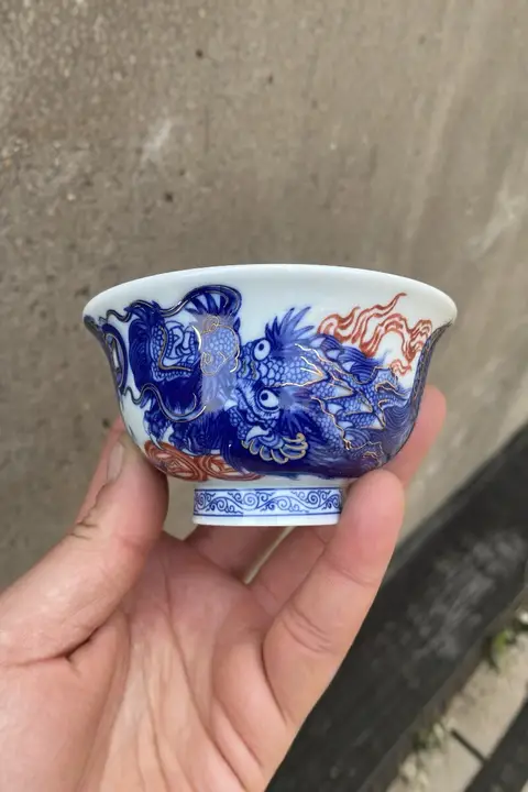 青花釉里紅甲冑龍紋の陶器製手持ちカップ【景德鎮産】