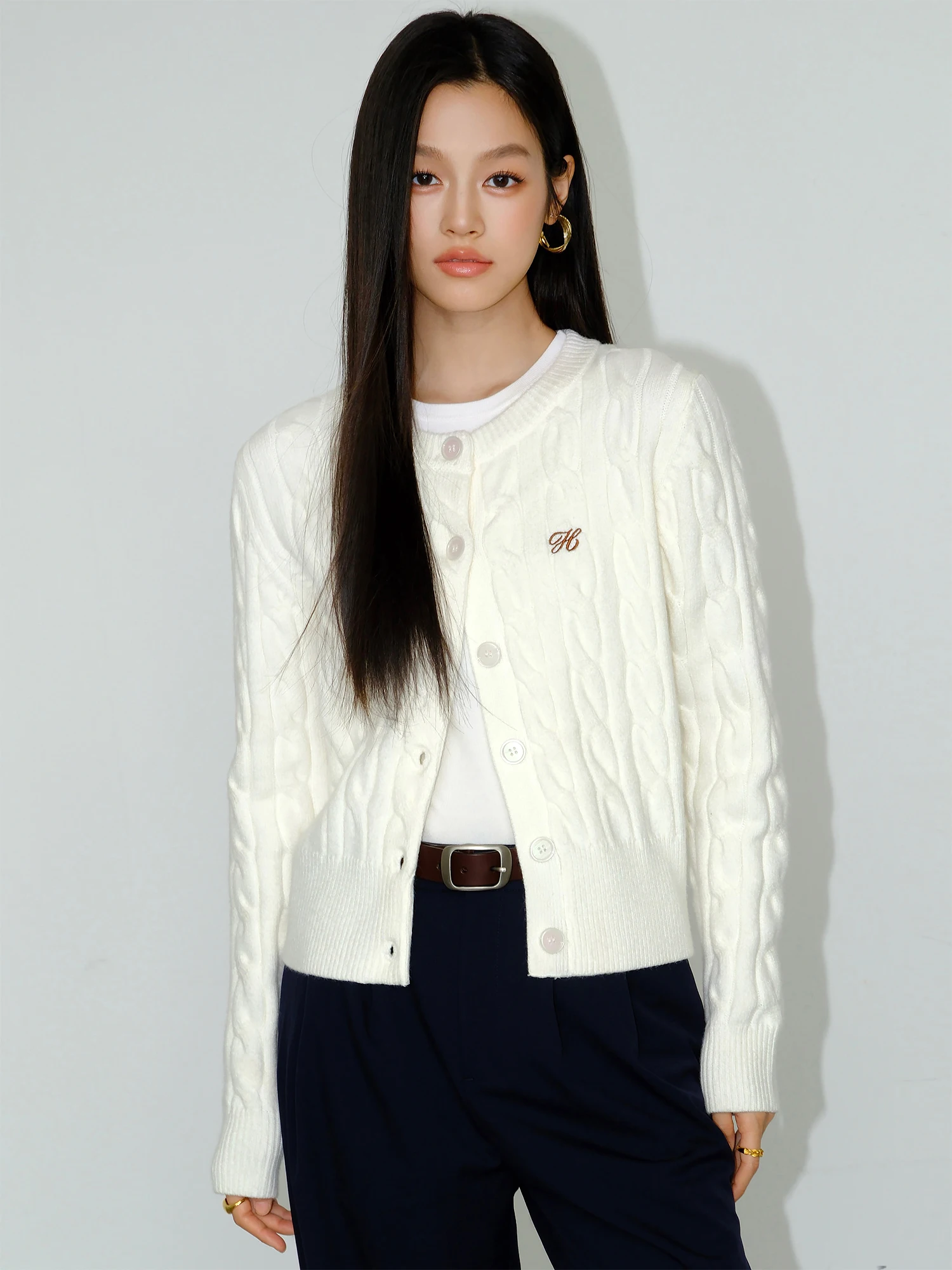 大人可愛い服 50代コーデ | 麻花編みニットカーディガンで実現する心のリズム