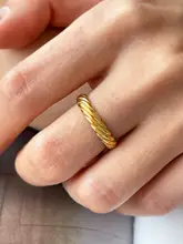 金色のバッファローホーンデザインリング【極上の柔らかさのチタン製・ファッション対応】