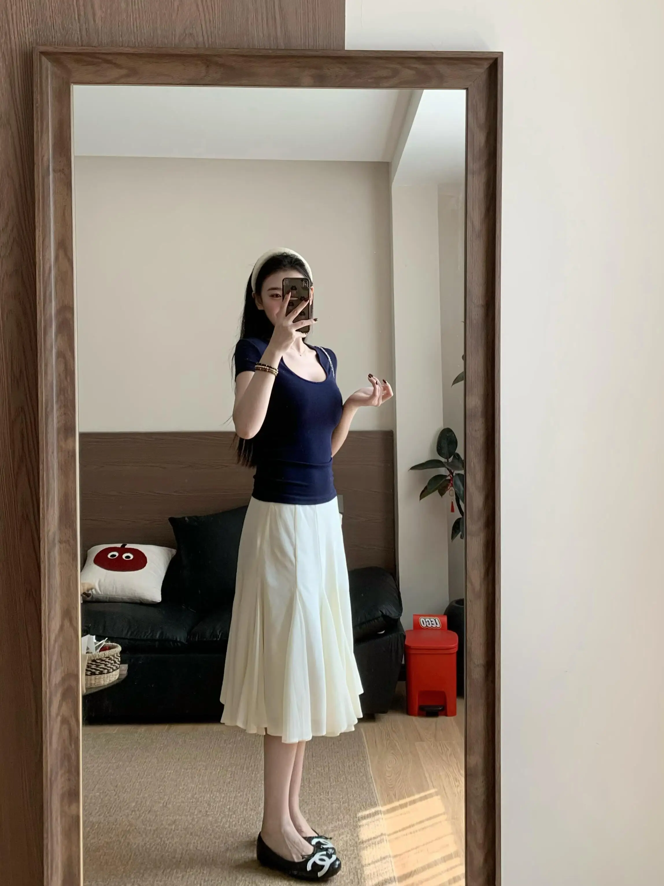 杏色ドレープハイウエストAラインスカート：シンプルきれいめコーデの定番アイテムとしての実用性と着こなしのバランス