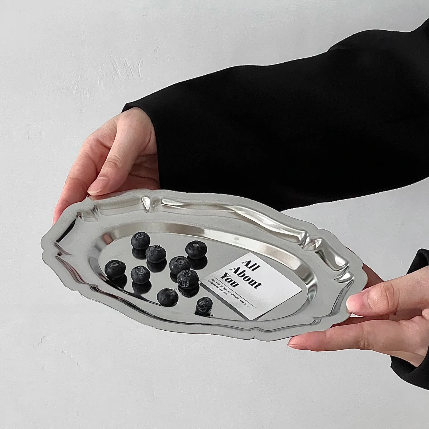 ハーフバースデー プレート：オーバル型ステンレストレーの実用性とデザイン特性