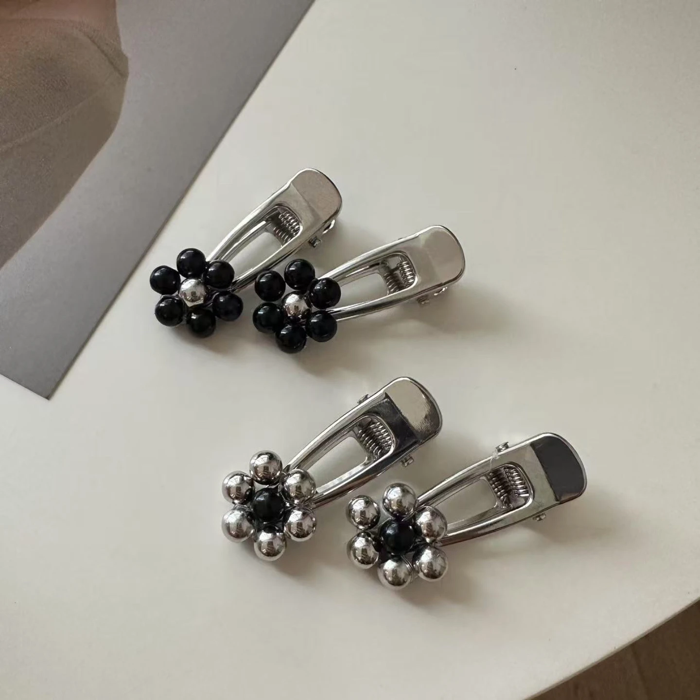 前髪斜め分けと前髪編み込みのバランスを取るには？花モチーフのヘアクリップが救う日常の美しさ