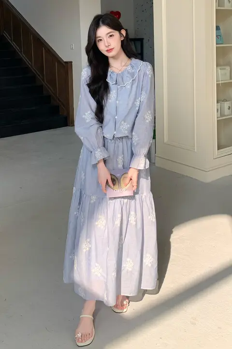 ブルー刺繍プリントのドールカラーインナーシャツ【春用・柔らかくスリムに見える・気品あるデザイン】スカート（セットアップ対応）