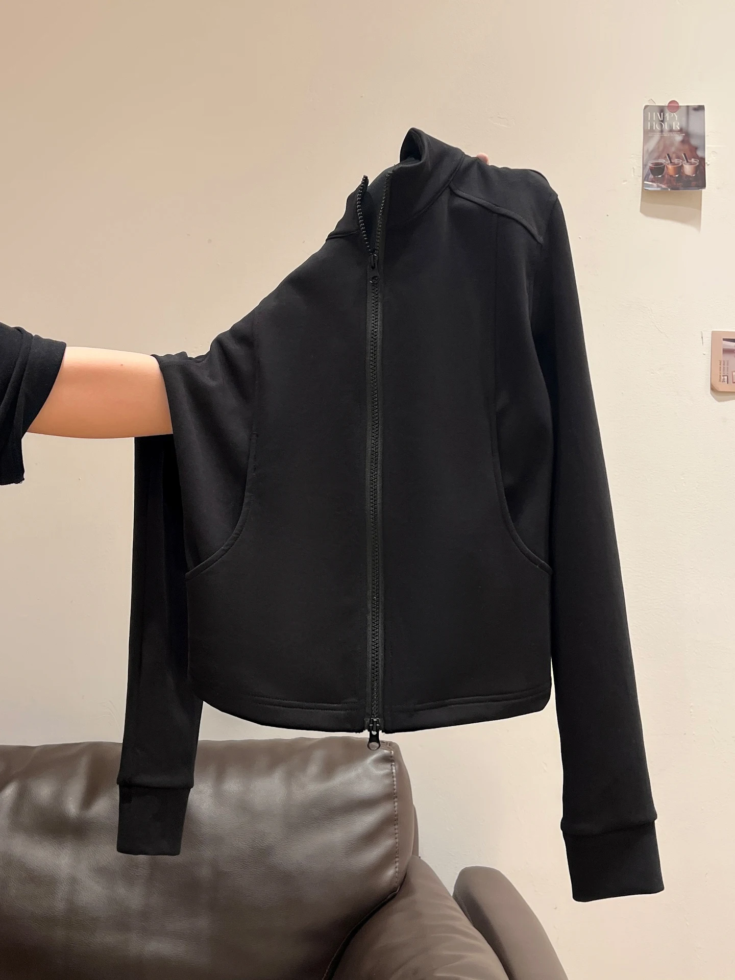 黒パーカー レディース おしゃれ どう選ぶ？通勤から日常まで使える「AUSII ブラックハイネックショートジップパーカー」の本当の魅力とは