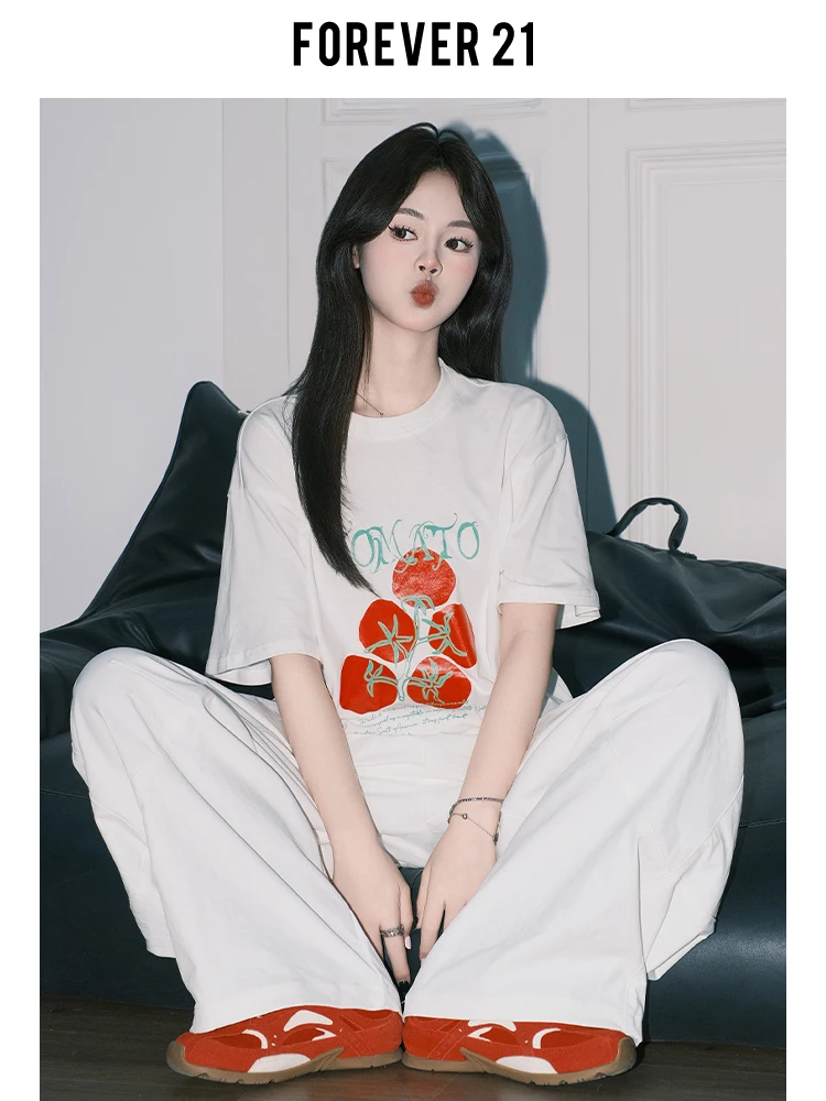 「tシャツ お揃い カップル」で気分を上げるには？白いルーズフィットTシャツの魅力とアレンジ法