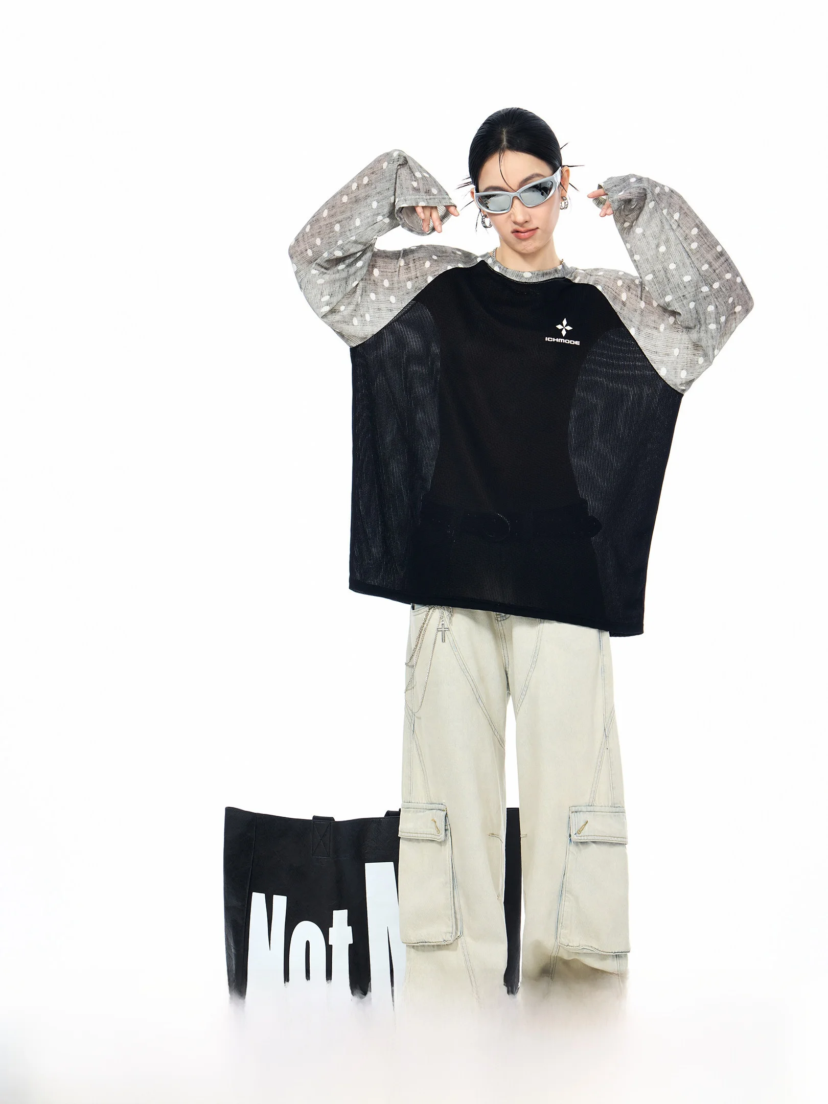 ドット柄の肩掛け長袖UVカットシャツ：モード系ファッションTシャツの夏用実用性とデザイン分析