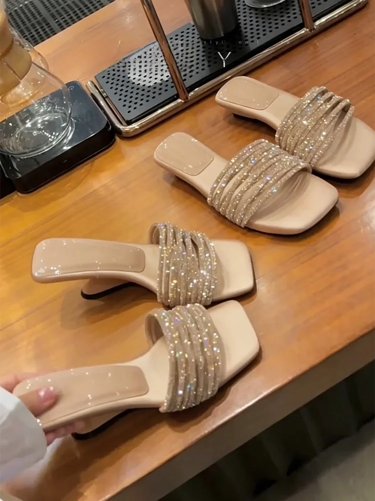 羊皮製フラットバックストラップ サンダル：ウェッジソールで足に負担のない夏のスタイル