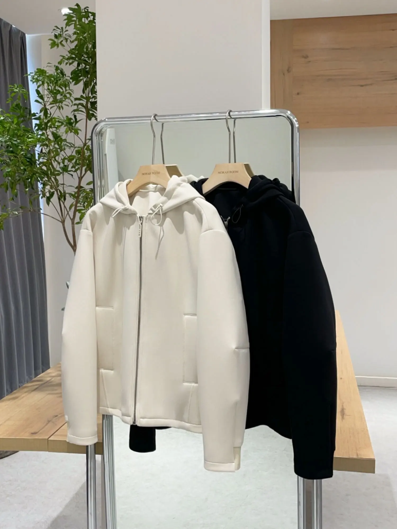 春のゴルフ場で「どうやって着こなすか？」——フード付きジャケットが解決する、通勤風の悩み
