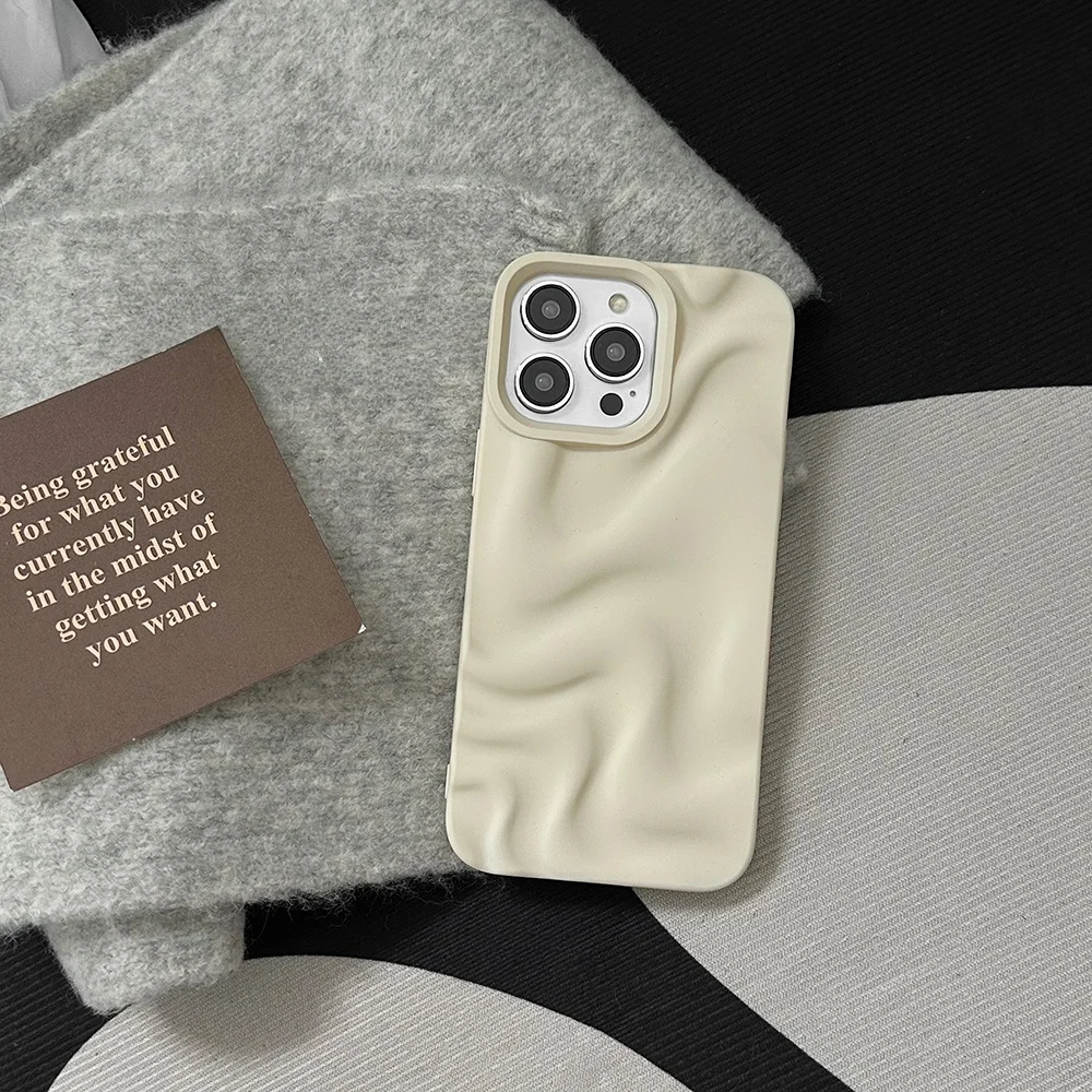 お風呂でスマホを落とさないためのケース選びは？シンプルで高級感のある無地立体波紋ケースがおすすめ