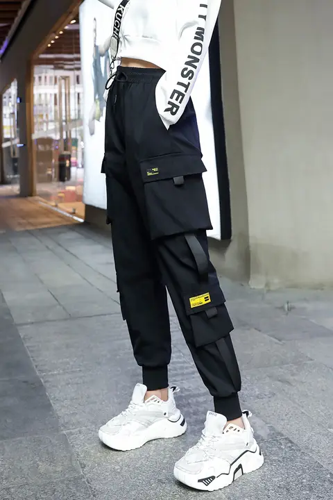 スタイリッシュなカーゴパンツ【春秋用・スリムフィット・薄手・マーチンブーツとのコーディネートに最適】