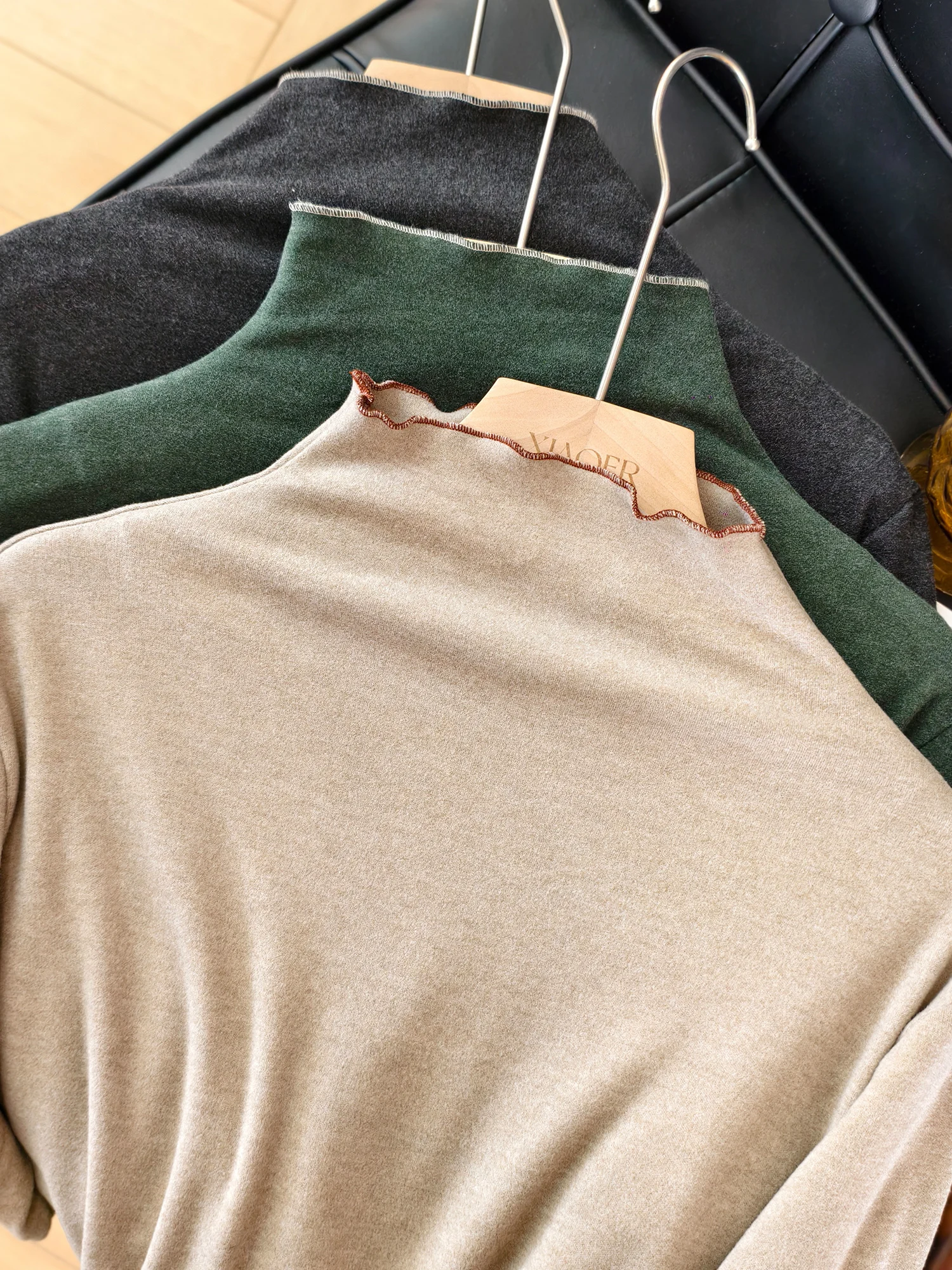 タートルネックTシャツはどんなもの？女性にぴったりの「甘さと立体感」が融合した1着が今、注目されています