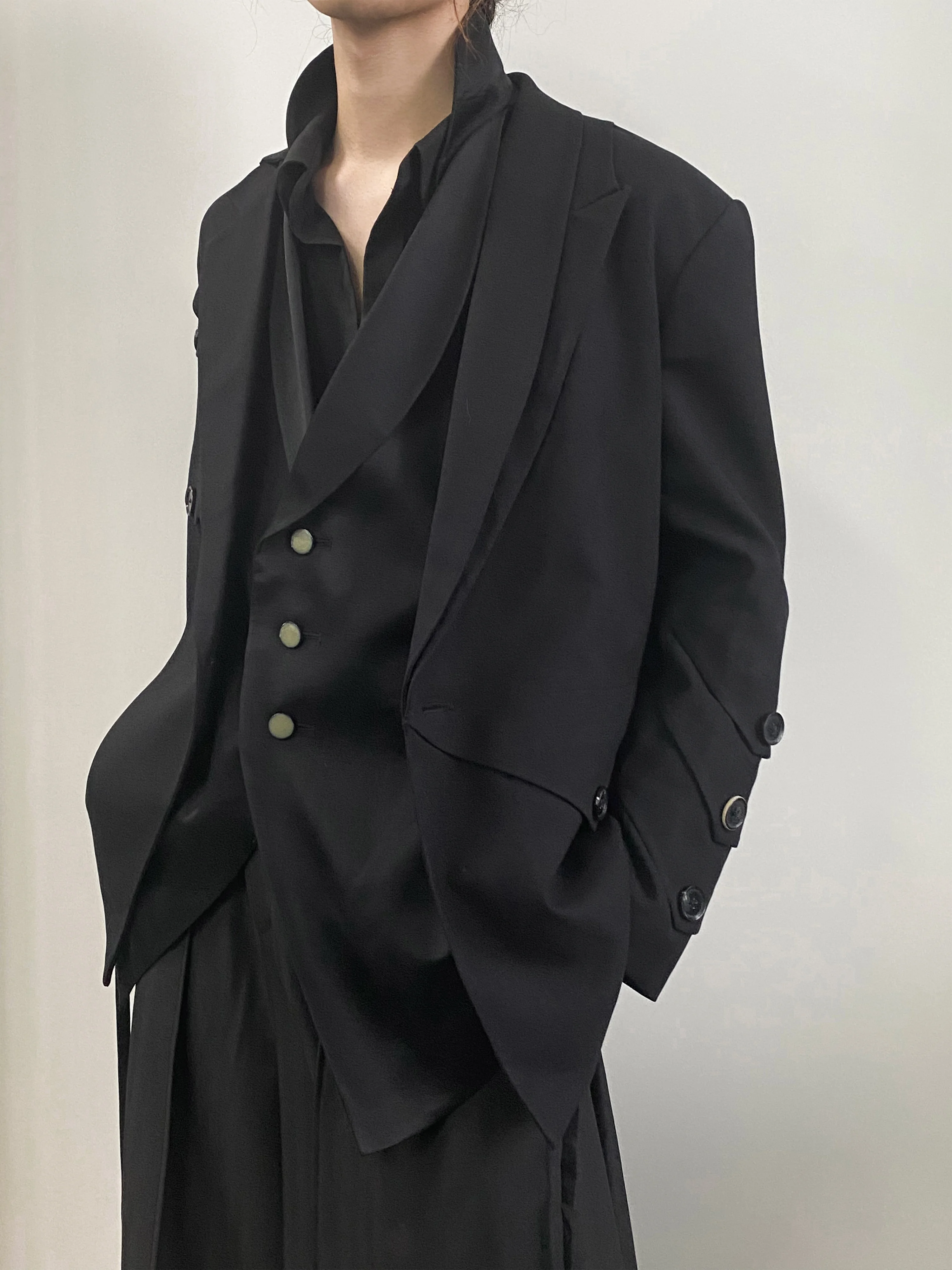 黒い洋服のファッションスタイルを決めるためのウールスーツ選定ガイド