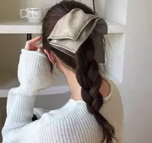 皮革風のスクエアヘアバンド【女性用・低いポニーテールスタイル】
