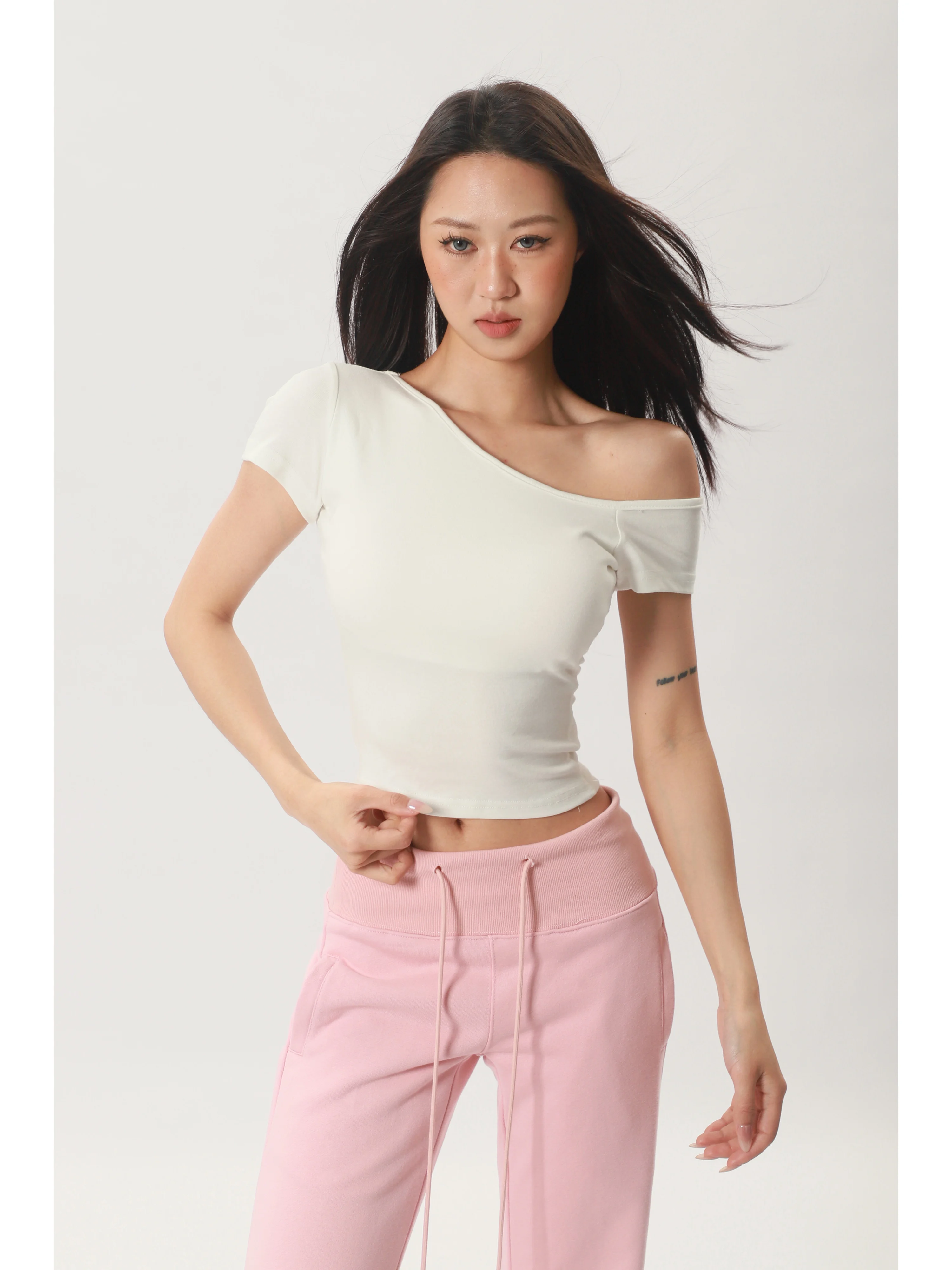 へそ出しTシャツ：ショルダーカットデザインと胸パッド付きの女性向け夏用スタイル